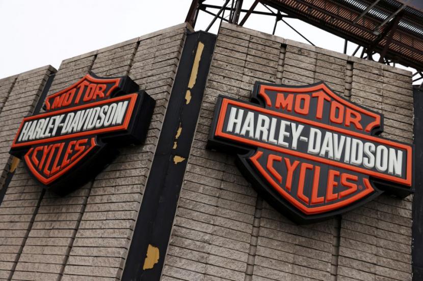 Logo sepeda motor Harley-Davidson terlihat di sebuah dealer di Queens, New York City, AS, 7 Februari 2022.