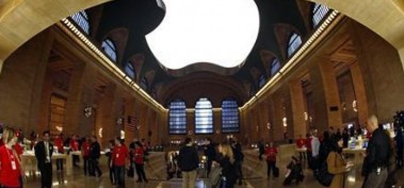 Logo tergantung di cabang ritel Apple terbaru dalam Stasiun Grand Central, New York