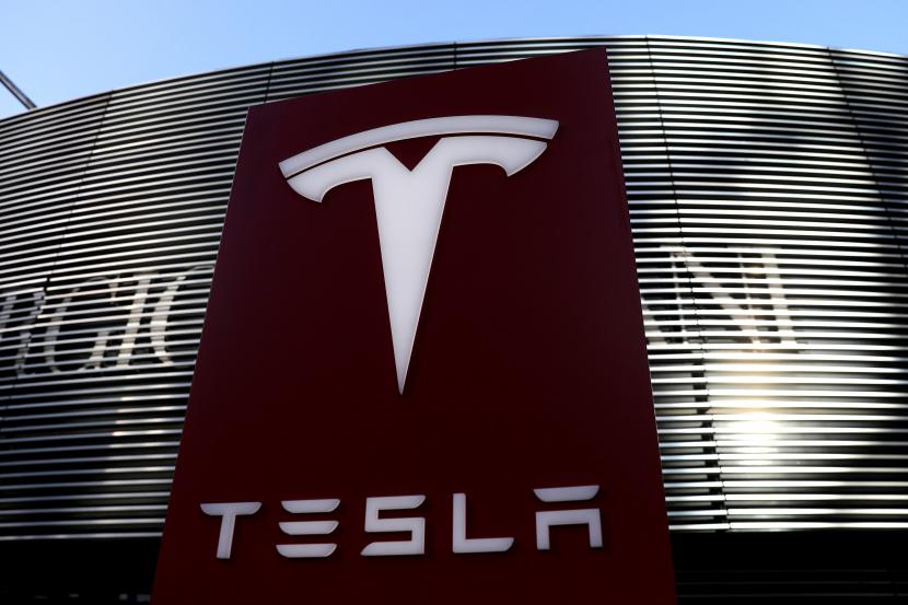 Logo Tesla di kompleks perbelanjaan Beijing, Cina. Produsen mobil listrik, Tesla, masih terus menawarkan potongan harga untuk pembelian kendaraannya. 