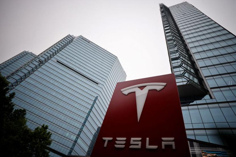 Logo Tesla terlihat di luar ruang pamer pembuat mobil listrik asal Amerika Serikat itu di Beijing, China 31 Mei 2023.