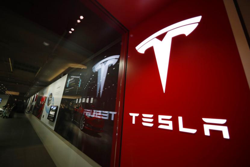 Logo Tesla terlihat di toko perusahaan di Cherry Creek Mall Denver pada 9 Februari 2019. Ratusan pemilik mobil Tesla berkumpul di pusat distribusi Tesla di Shanghai menuntut potongan harga.