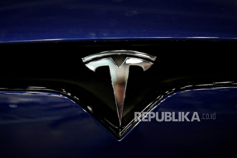 Logo Tesla terlihat pada hari media di Paris Auto Show 2024 di Paris, Prancis, 14 Oktober 2024.