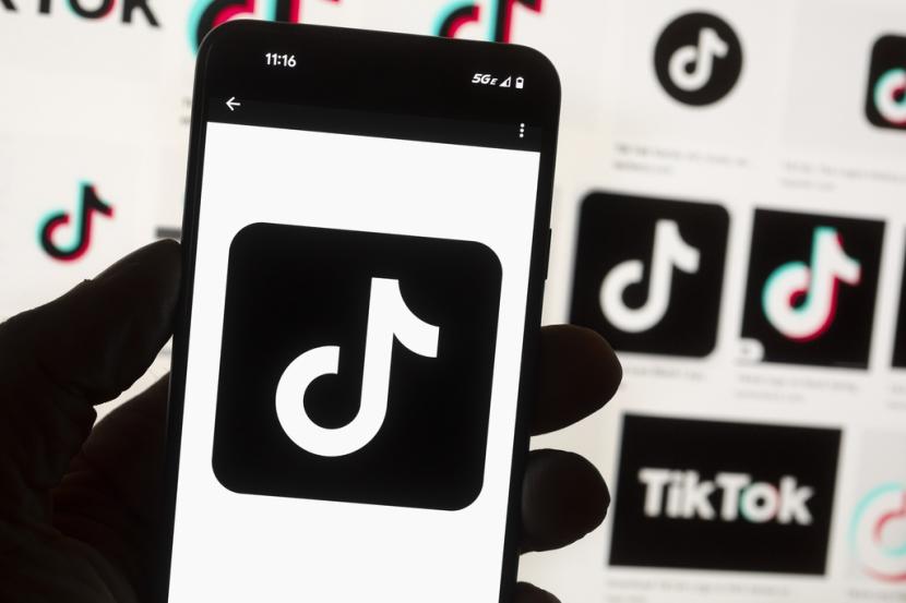 Logo TikTok ditampilkan di ponsel di Boston, 14 Oktober 2022. TikTok terancam diblokir di AS jika tidak melakukan divestasi.