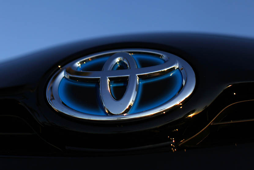 Logo Toyota. Perusahaan otomotif asal Jepang, Toyota Motor Corp, mencetak rekor produksi tahunan global dalam tahun bisnis yang berakhir pada bulan Maret.