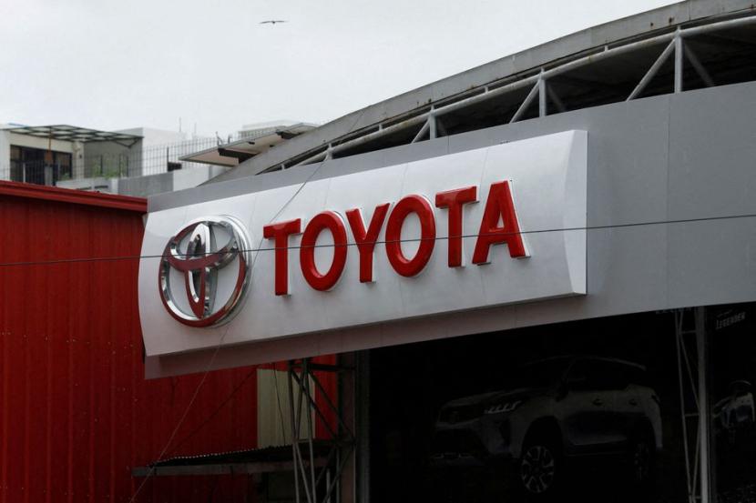 Logo Toyota terlihat di showroom Toyota Society Motors di Karachi, Pakistan, 27 Juli 2022. 
