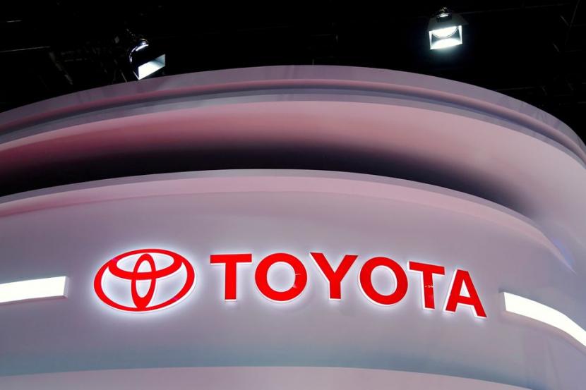 Logo Toyota terlihat di stan selama hari media untuk pameran Auto Shanghai di Shanghai, China, 19 April 2021.
