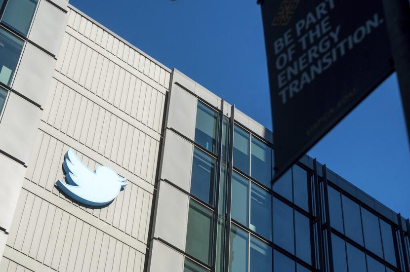 Logo Twitter digantung di luar kantor perusahaan di San Francisco pada 1 November 2022 (ilustrasi). Jumlah karyawan Twitter yang dipecat dan meluncurkan tindakan hukum terhadap perusahaan terus bertambah hampir setiap hari.
