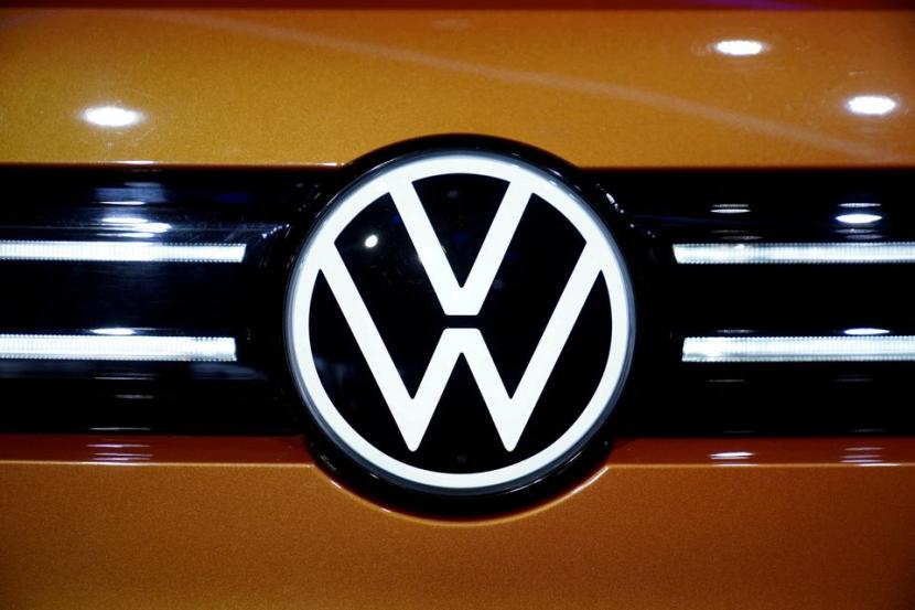 Logo Volkswagen. Menteri Investasi Bahlil Lahadalia menyatakan, BASF dan Volkswagen (VW) siap berinvestasi menjadi pemain industri baterai kendaraan listrik di Indonesia.