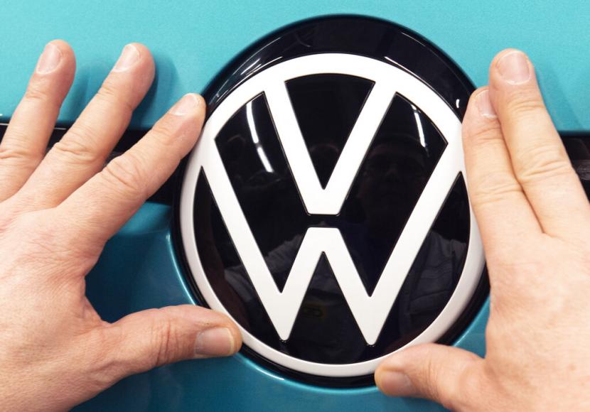   Produsen mobil asal Eropa yakni Volkswagen (VOWG_p.DE) mempertahankan prospeknya pada tahun ini. Hal itu setelah jaringan produksi globalnya membantu mengimbangi gangguan rantai pasokan yang disebabkan oleh perang di Ukraina dan pandemi virus corona.  Logo Volkswagen (VW) (ilustrasi)