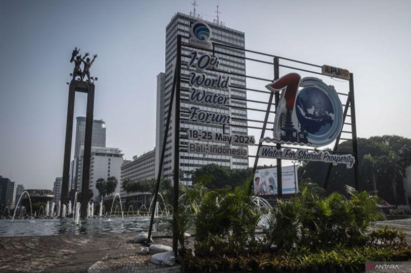 Logo of the 10th World Water Forum 2024 is emblazoned on HI Roundabout, Jakarta.