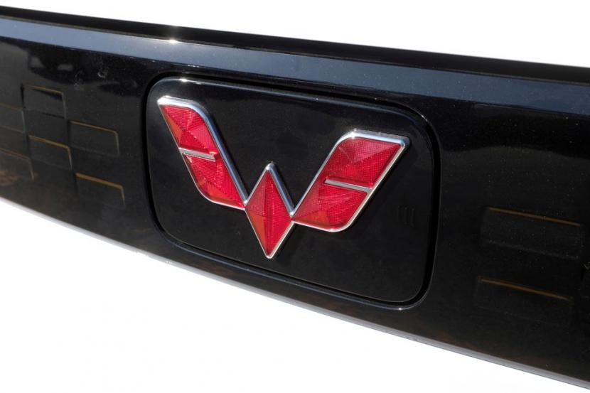 Logo Wuling terlihat pada kendaraan listrik (EV) di dealer SAIC-GM-Wuling di Beijing, China, 20 September 2020 (ilustrasi). 