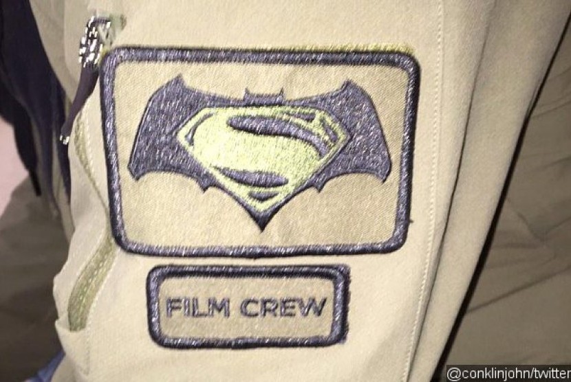 Logo yang terdapat dalam jaket salah seorang kru produksi film Batman v Superman: Dawn of Justice