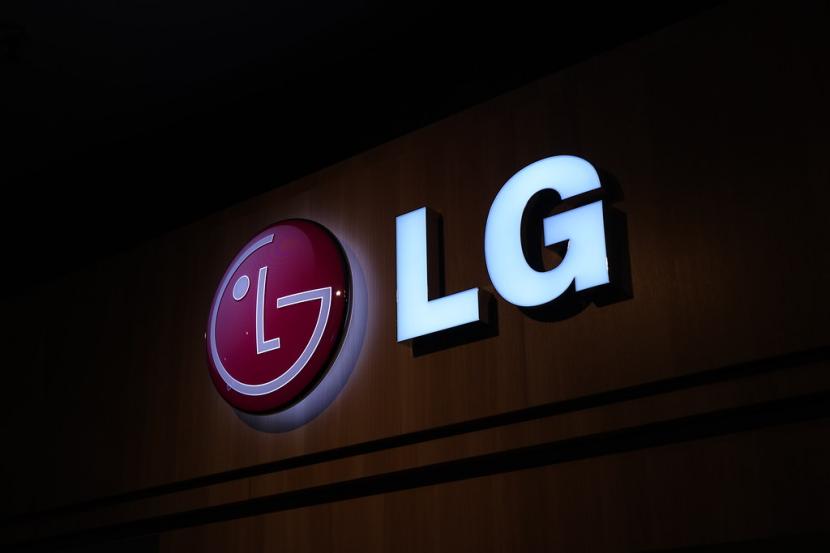 Logo LG. LG Electronics Co telah mengakuisisi produsen pengisi daya kendaraan listrik di Korea Selatan. 