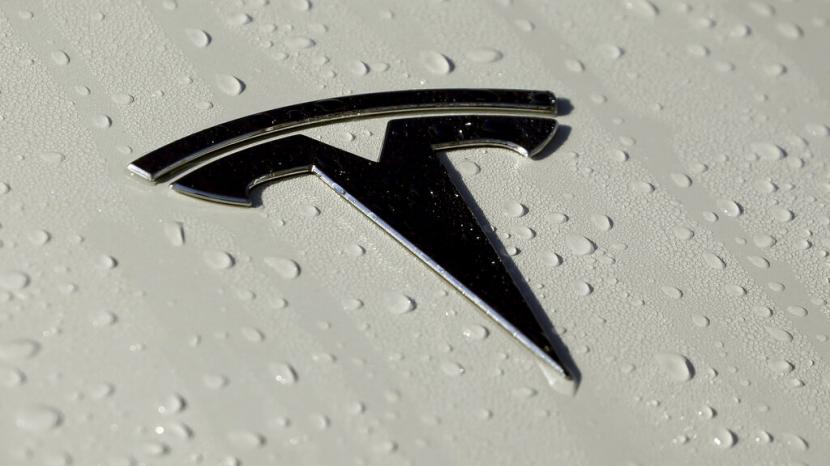Logo Tesla. Tesla Inc mengirimkan kendaraan listrik 17,9 persen lebih sedikit pada kuartal kedua dibandingkan kuartal sebelumnya akibat lockdown Covid-19 di China.