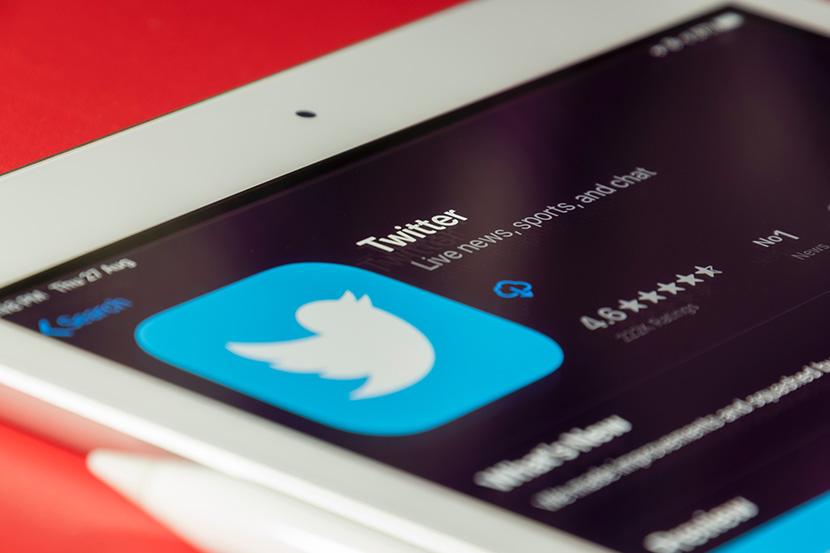 Logo Twitter. Twitter mengubah kebijakannya dengan tidak lagi melabeli media dan agen propaganda yang dikendalikan negara, serta tidak melarang konten mereka untuk dipromosikan atau direkomendasikan secara otomatis kepada pengguna.