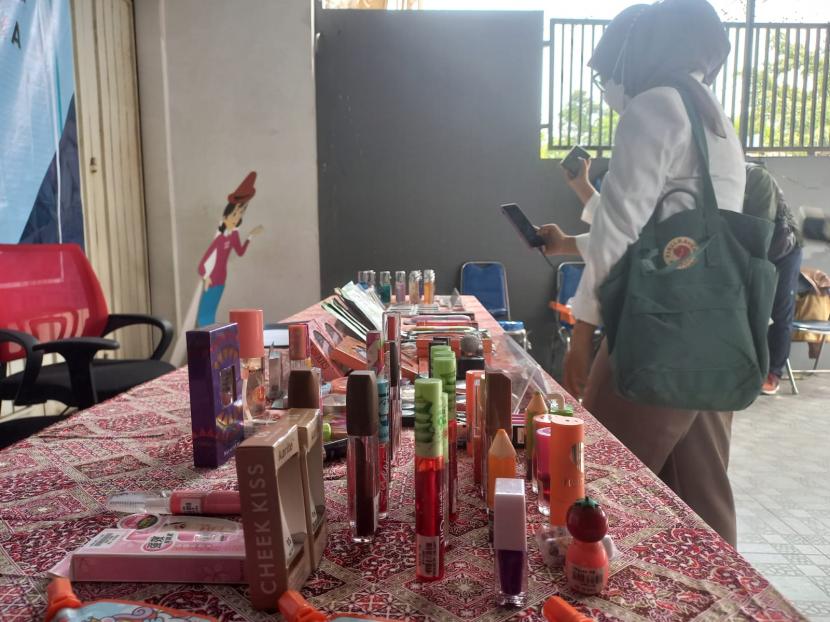 Loka POM di Kota Tasikmalaya menggelar konferensi pers terkait temuan kosmetik ilegal, Selasa (2/8/2022).