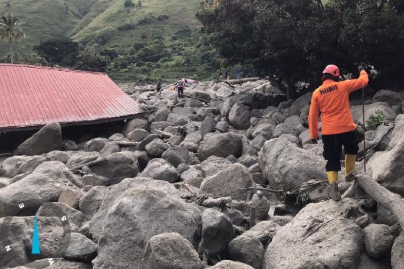 Lokasi banjir bandang dan longsong yang terjadi di kawasan pemukiman di Desa Simangulampe Kabupaten Humbang Husundutan (Humbahas), Sumatra Utara, pada Jumat (1/12/2023) malam.