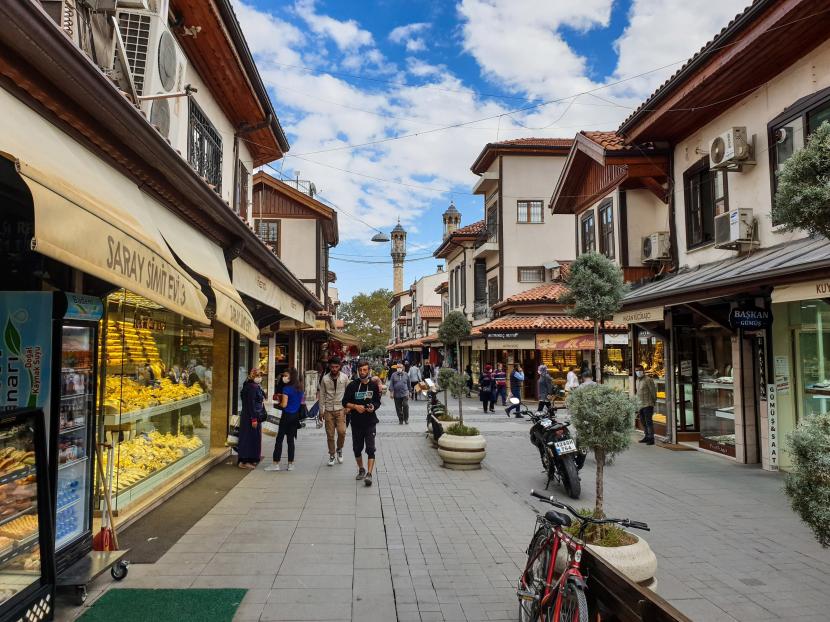 Lokasi Bazar Besar Konya di Turki. Lokasi ini salah satu area bersantai yang populer bagi turis.