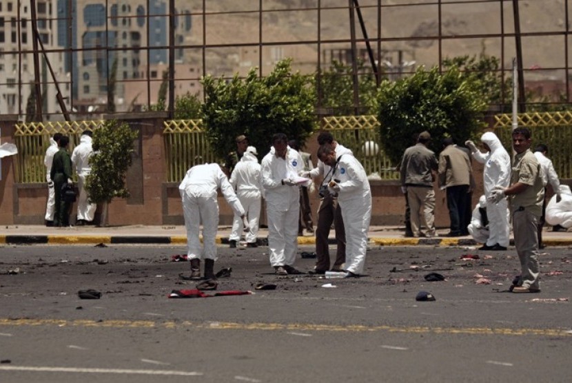 Lokasi bekas bom bunuh diri saat parade militer di Yaman