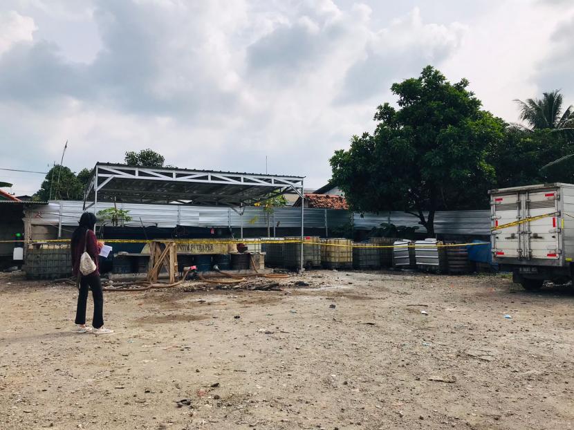 Lokasi gudang penimbunan solar bersubsidi di Kecamatan Gunung Putri, Kabupaten Bogor, telah dipasang garis polisi, Kamis (26/1).