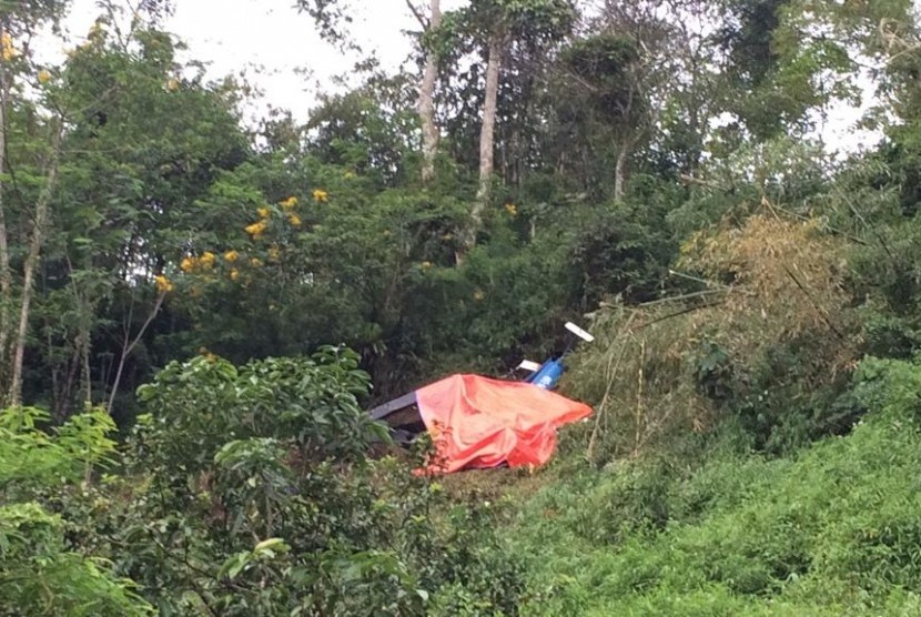 Lokasi helikopter jatuh di kawasan perbukitan Situhiang, Kabupaten Tasikmalaya, Ahad (17/3). 