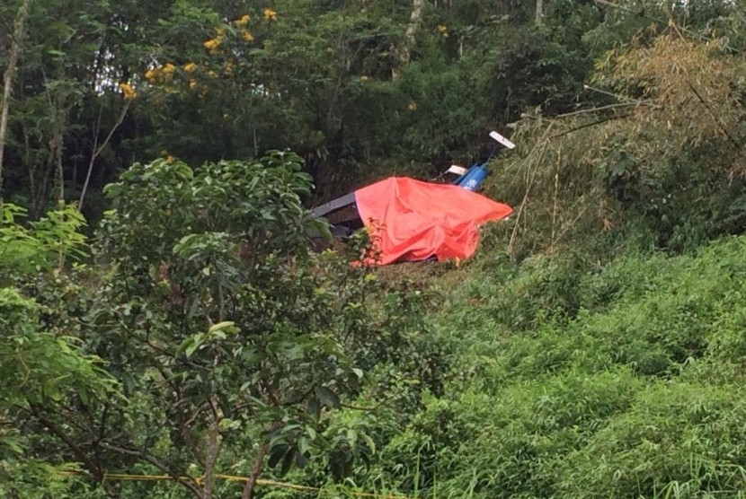 Lokasi helikopter jatuh di kawasan perbukitan Situhiang, Kabupaten Tasikmalaya, Ahad (17/3). 