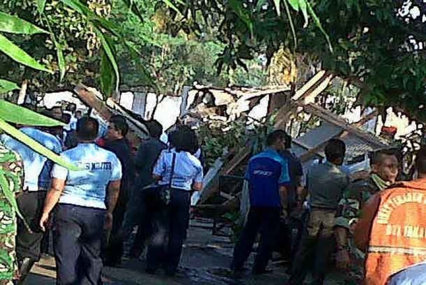 lokasi jatuhnya pesawat Fokker F-27 di Kompleks Rajawali Pangkalan Udara Utama TNI AU Halim Perdanakusuma, Jakarta Timur, Kamis (21/6).