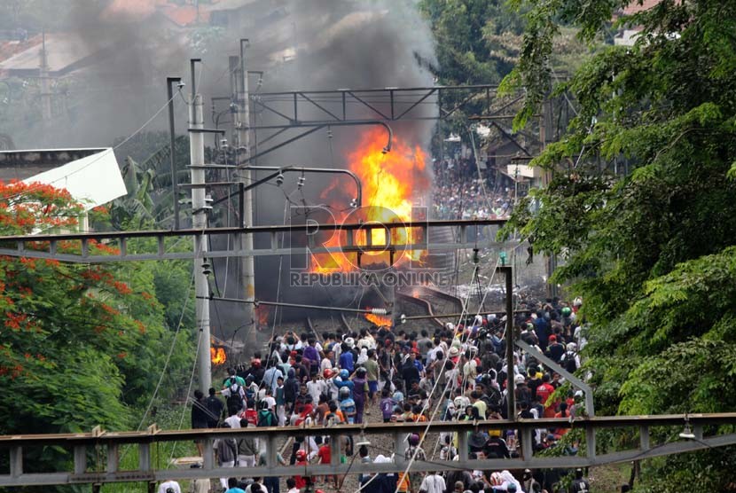   Lokasi kecelakaan KRL Commuterline jurusan Serpong-Jakarta yang menabrak mobil tangki di perlintasan kereta di Bintaro Permai, Tangerang Selatan, Senin (9/12). (Republika/Yasin Habibi)