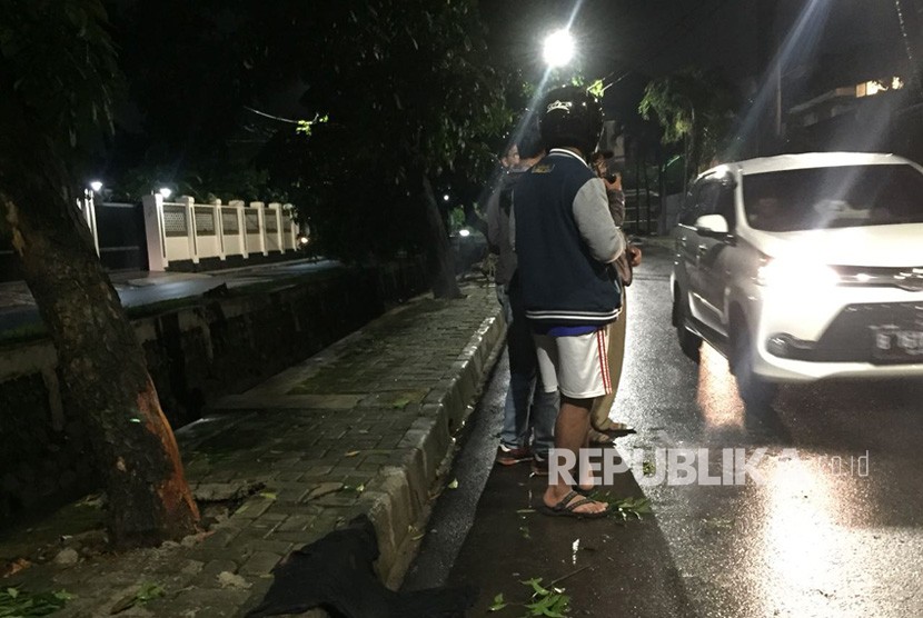 Lokasi kecelakaan tunggal mobil Setya Novanto, di Jalan Permata Berlian, belakang Apartemen Belleza, Jakarta Selatan, Kamis (16/11), mobil saat ini sudah diamankan.