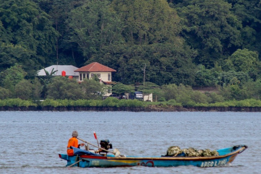Lokasi Lapangan Tembak Tunggal Panaluan, yang akan digunakan untuk pelaksanaan eksekusi mati tahap III di Pulau Nusakambangan, terlihat dari dermaga penyeberangan Wijayapura, Cilacap, Jateng, Rabu (27/7).