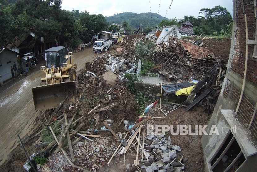 Lokasi longsor daerah Ciherang, Kabupaten Sumedang, Rabu (21/9). 