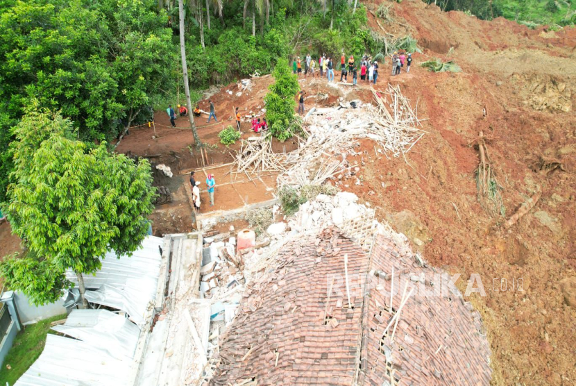 Lokasi longsor di Dusun Tarukahan dan Cibuyut, Desa Cibeunying, Kecamatan Majenang, Cilacap, Jawa Tengah (Jateng). Tiga warga tewas dan 20 lainnya masih dinyatakan hilang akibat bencana  yang terjadi pada Kamis (13/11/2025) malam tersebut. Saat ini tim SAR gabungan masih melakukan pencarian terhadap para korban hilang. 