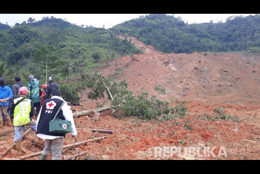 Lokasi longsor di Kampung Cimapag Desa Sinaresmi Kecamatan Cisolok Kabupaten Sukabumi Selasa (1/1).