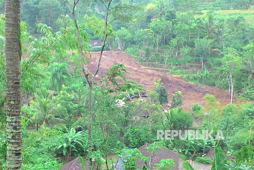 Lokasi longsor, Dusun Krajan dan Dusun Tangkil, Banaran, Pulung, Ponorogo. Tim evakuasi gabungan baru menemukan dua dari 29 jiwa yang dinyatakan hilang.