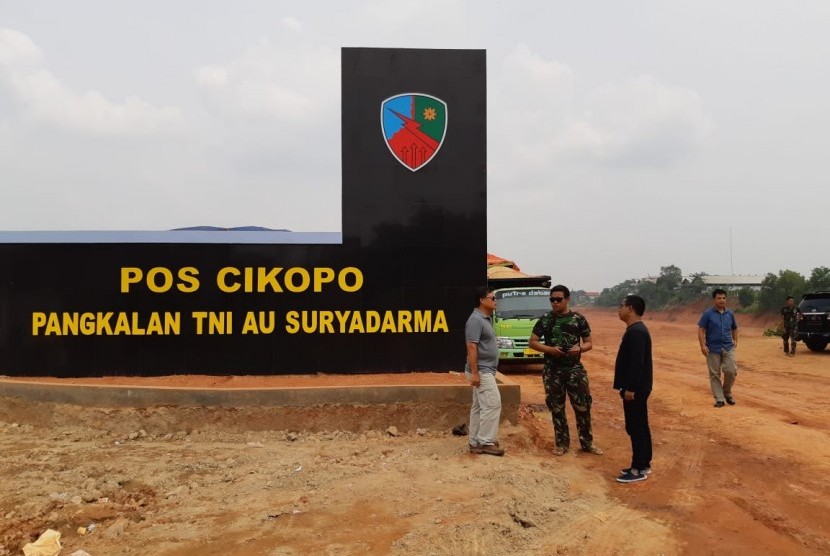 Lokasi pembangunan Pos Cikopo TNI AU Lanud Suryadarma, di Desa Cikopo, Kecamatan Bungursari, Purwakarta, Selasa (11/12). Di lokasi seluas 21 hektare ini, dibangun tiga landasan helipad terbesar di wilayah itu.