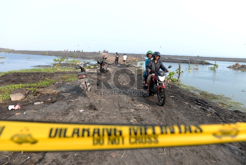 Lokasi penambangan pasir ilegal di Pantai Watu Pecak, Desa Selok Awar-Awar, Kecamatan Pasirian, Lumajang, Jawa Timur, Ahad (11/10).  (Republika/Wihdan)