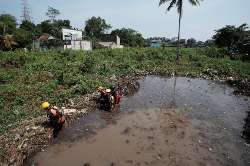 Lokasi pencarian dua anak yang terseret arus di lokasi pembangunan perumahan di Jalan Situ Pitara, Depok.