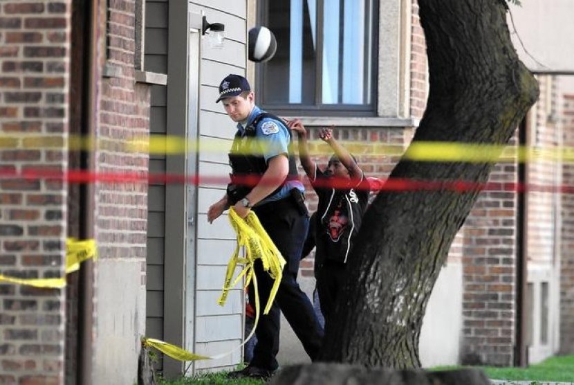 Lokasi penembakan oleh polisi di Chicago dipasang garis polisi.