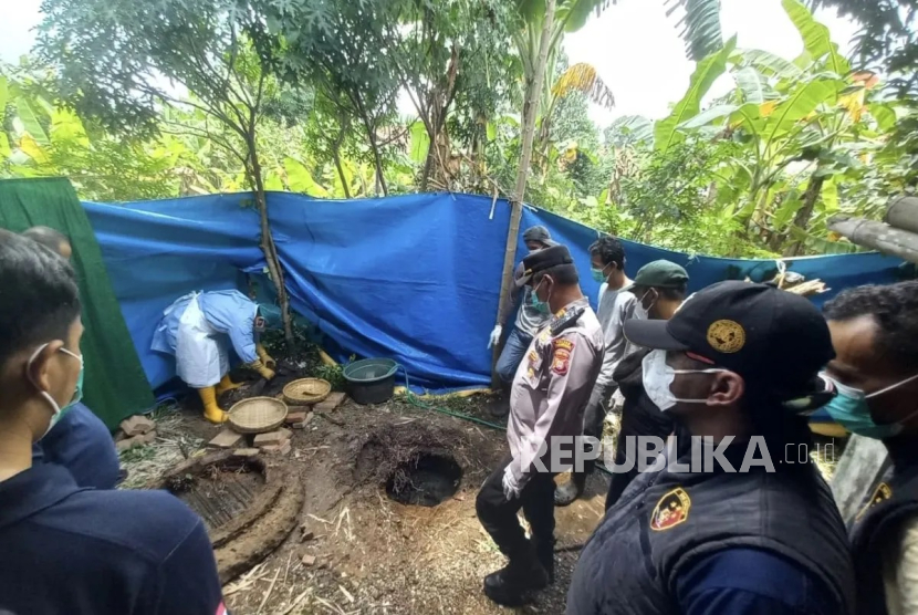 Lokasi penemuan kerangka di rumah tersangka pembunuh berinisial S di Kampung Cikoronjo RT 001, RW 005, Desa Sindang Mulya, Kecamatan Cibarusah, Kabupaten Bekasi, Rabu (5/2/2025).