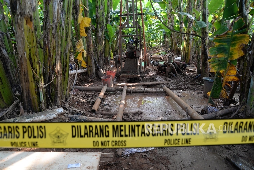 Lokasi pengeboran proyek kereta cepat rute Jakarta-Bandung yang disegel TNI AU di kawasan Halim, Jakarta Timur, Rabu (27/4).Republika/Yasin Habibi