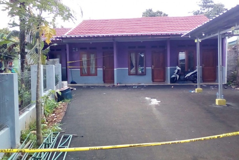 A house at Puri Serpong, Setu Babakan, South Tangerang was sealed with police line on Thursday (Dec 22). Police found six locally-assembled bombs during the raid.