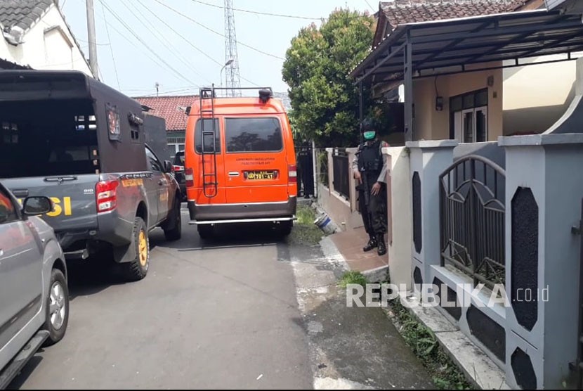 Lokasi penggledahan rumah oleh Densus 88 di Perum Mitra Batik Kota Tasikmalaya Jawa Barat, Jumat (18/5). Diduga pemilik rumah terkait jaringan terorisme.