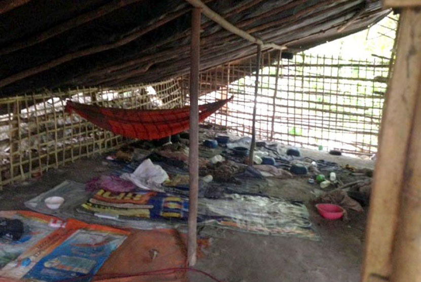 Kandang dari bamboo ini menjadi tempat tidur Muslim Rohingnya yang hendak diselundupkan keluar Thailand melewati perbatasan Malaysia.