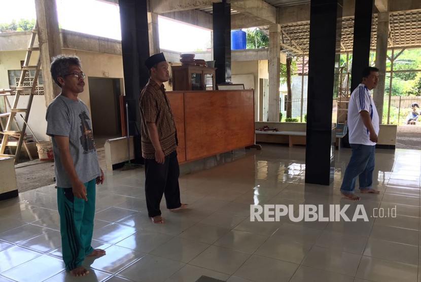 Lokasi penusukkan Ustaz Abdurrahman di Masjid Darul Mutaqin Perumahan Bumi Sawangan Indah, Sawangan, Depok, Jawa Barat, Ahad (11/3). 