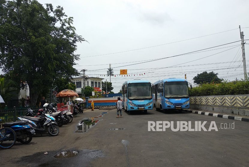 Pemerintah Kota Jakarta Pusat menilai penutupan jalur perlintasan sebidang kereta api di Jalan Bungur Besar akan berdampak pada jalur mobil pemadam kebakaran. (Foto: Simpang rel KA dekat Stasiun Senen, Jakarta)