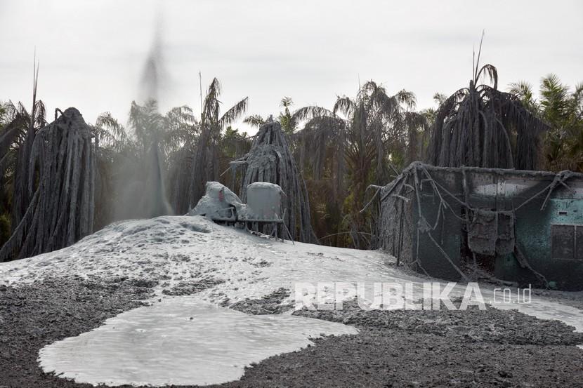 Lokasi semburan lumpur dan abu di kawasan Pondok Pesantren Al-Ihsan, Kota Pekanbaru, Riau, Jumat (5/2/2021). Seluruh santri dan warga di sekitar Pondok Pesantren Al-Ihsan terpaksa diungsikan akibat semburan lumpur dan abu saat pihak pengelola pondok melakukan pengeboran untuk mencari sumber air pada Kamis (4/2).