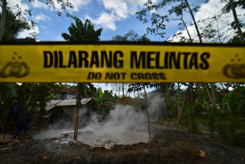Lokasi semburan lumpur panas dipagari garis polisi di Kampung Sindangrasa, Kabupaten Tasikmalaya, Jawa Barat, Rabu (25/10). 