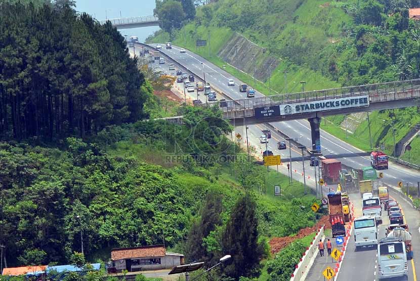  Lokasi tanah longsor di Tol Cipolarang km 100 jalur Bandung-Jakarta, Rabu (13/2).  (Republika/Maman Suherman)