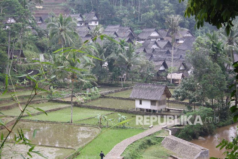 Lokasi tempat tinggal masyarakat adat Kampung Naga yang berada di antara hutan, perbukitan dan sungai di Desa Neglasari, Kecamatan Salawu, Kabupaten Tasikmalaya, Jawa Barat.