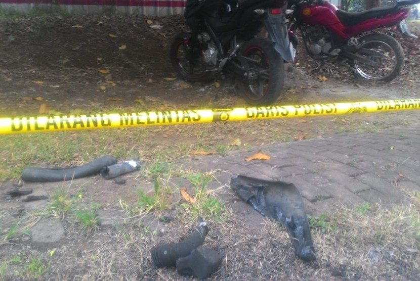 Lokasi TKP terbakarnya mobil Neno Warisman sudah dipasangi garis polisi di halaman depan Rumah Neno Warisman di Kompleks Tugu Asri, Cimanggis, Depok, Sabtu (21/7).